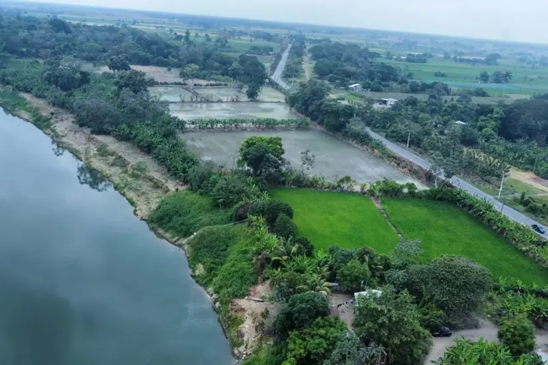 Vista aérea de un río y terrenos ribereños